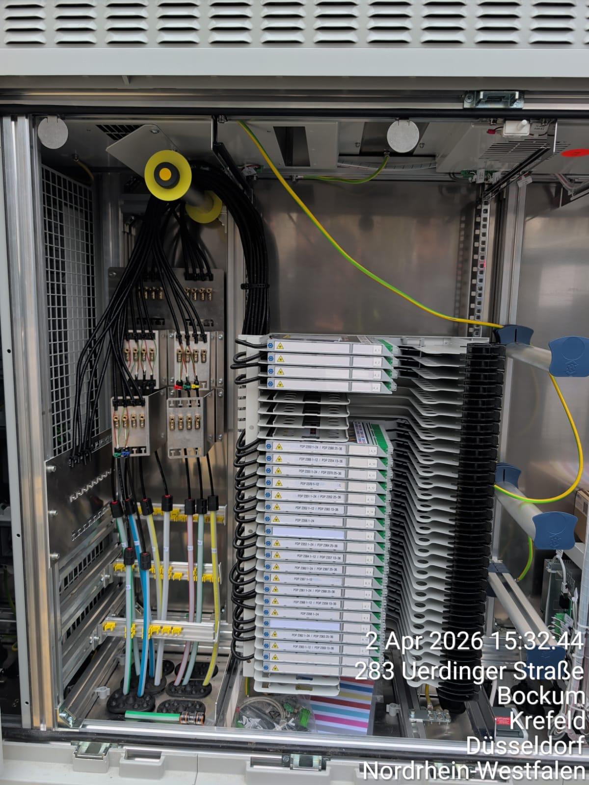Krefeld OXG programme via Geodesia — MFG fiber cassette tray inside street cabinet, Uerdinger Straße, Bockum